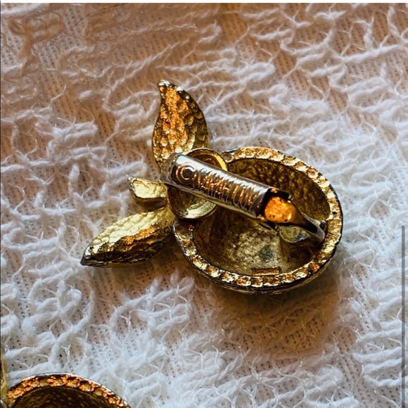 Sarah Coventry apple earrings 🍎 - Picture 3 of 4